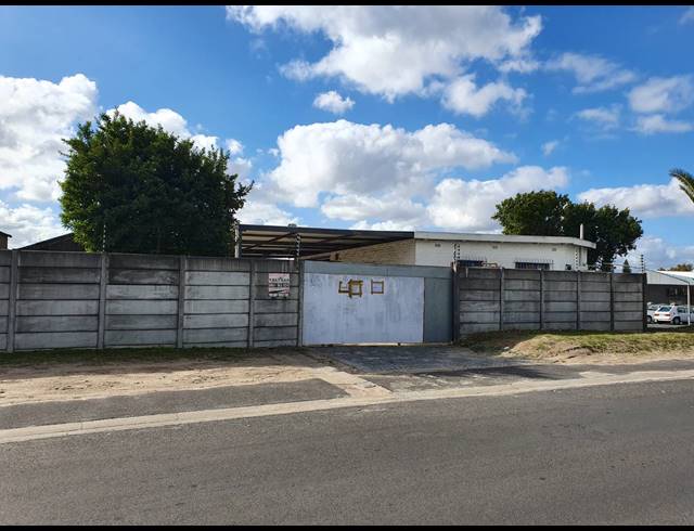 300M² FACTORY RENTED IN TRIANGLE FARM